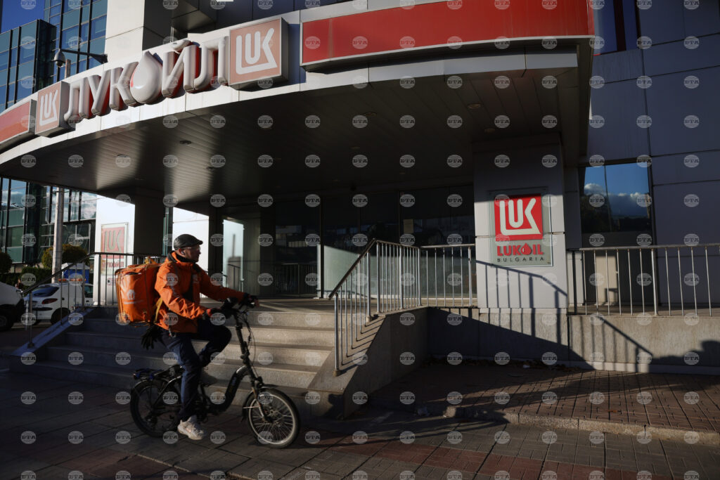 Gunvor withdraws bid to buy russian lukoil assets after us calls it russia's puppet