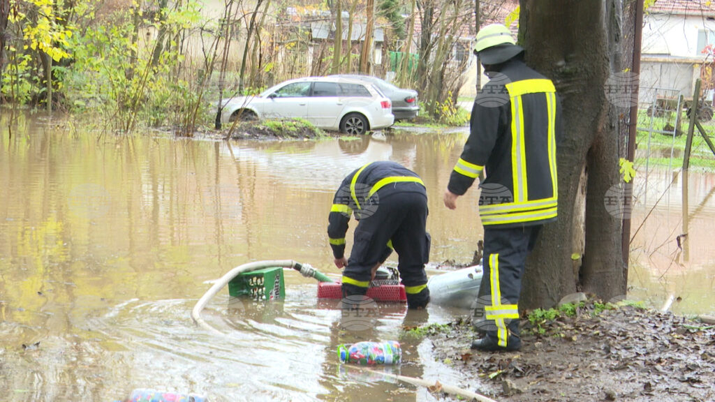 In petrich, firefighters respond to four calls for flooded houses in past 24 hours 2025 | french national centre 2026 world news from bulgaria - balgarianovinite. Com In petrich, firefighters respond to four calls for flooded houses in past 24 hours 2025