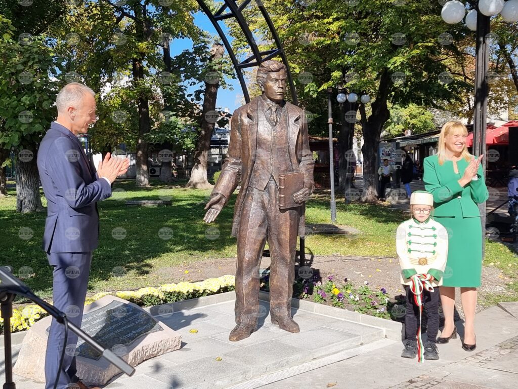 Monument to former national enlightenment minister stoyan omarchevski unveiled in nova zagora | zohran mamdani 2026 world news from bulgaria - balgarianovinite. Com Monument to former national enlightenment minister stoyan omarchevski unveiled in nova zagora