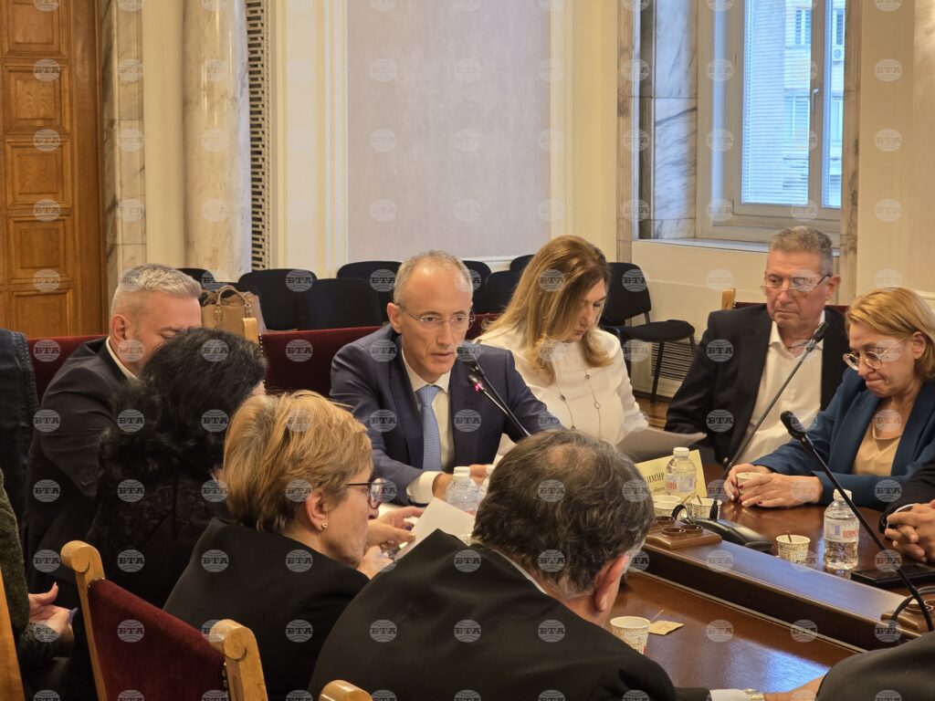 Parliamentary education and science committee approves 2026 draft state budget at first reading 2025 | six people injured 2026 world news from bulgaria - balgarianovinite. Com Parliamentary education and science committee approves 2026 draft state budget at first reading 2025