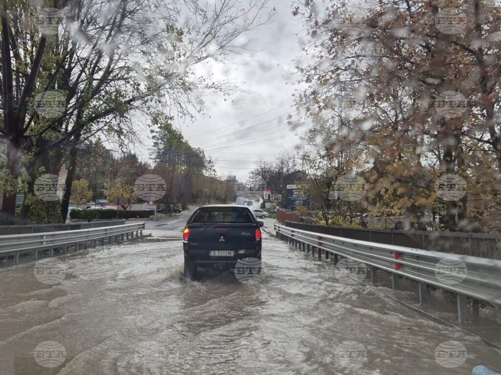 Parts of southwestern bulgaria report intense rainfall, flooding of villages 2025
