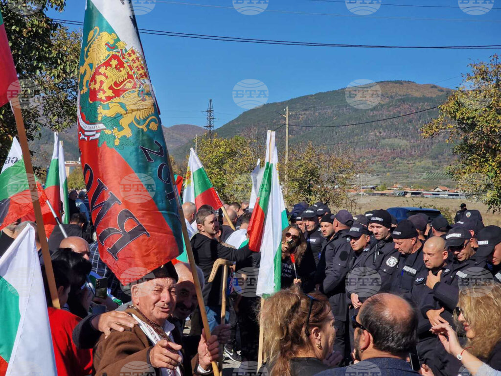 Protest аgainst euro changeover held at entrance to town of gurkovo | zohran mamdani 2026 world news from bulgaria - balgarianovinite. Com Protest аgainst euro changeover held at entrance to town of gurkovo