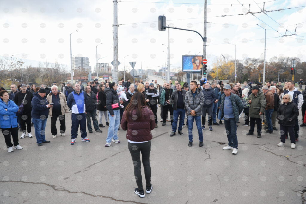 Protesters block traffic at sofia’s chavdar bridge, demand withdrawal of paid parking zone amendments 2025 | six people injured 2026 world news from bulgaria - balgarianovinite. Com Protesters block traffic at sofia’s chavdar bridge, demand withdrawal of paid parking zone amendments 2025