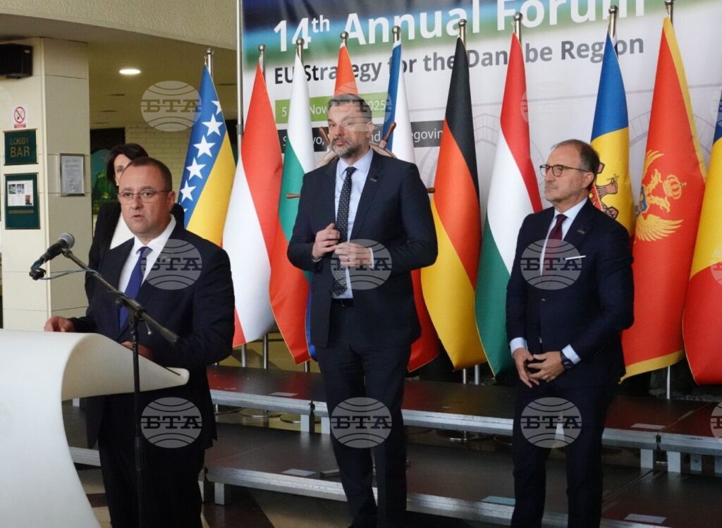 Regional development minister ivanov receives symbol of danube strategy presidency from bosnia and herzegovina's foreign minister