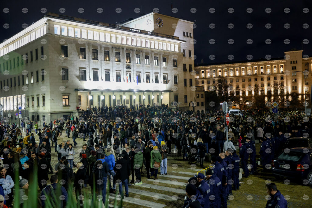 Three individuals detained, five police officers injured at wednesday's protest outside parliament - sofia police chief 2025