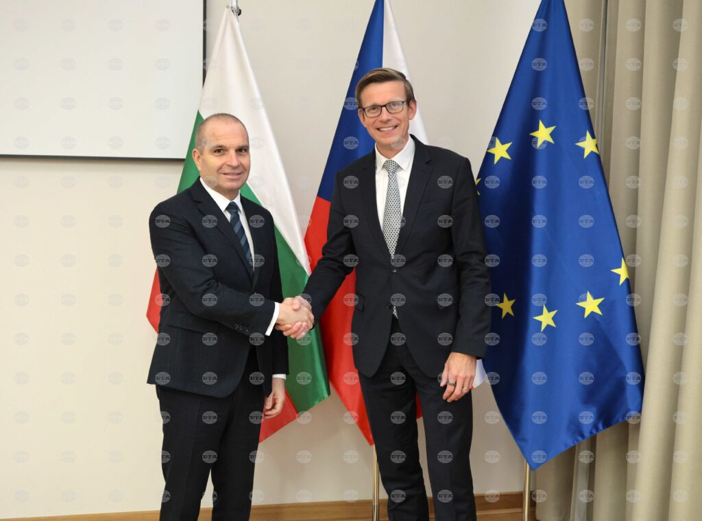 Transport minister karadjov discusses railway sector development with czech counterpart in prague 2025