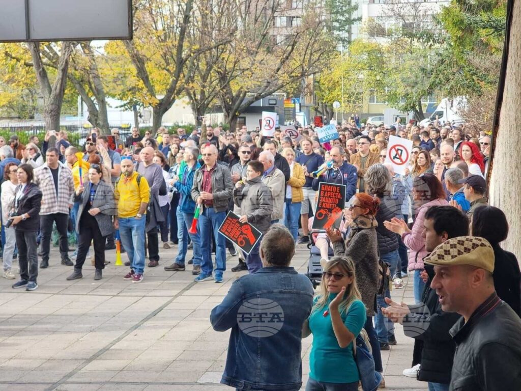 Varna residents protest in support of mayor kotsev while municipal election commission reviews complaints seeking his dismissal 2025