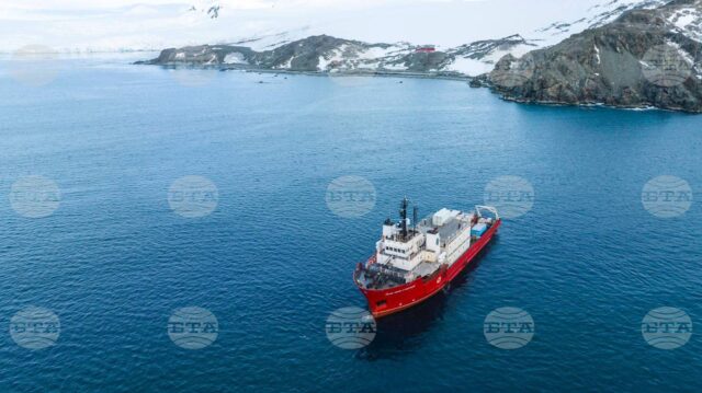 Bulgarian Naval Research Ship Arrives at Bulgarian Antarcic Base on Livingston Island 2025