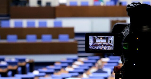 Даниел Митов в центъра на напрегнат пленарен ден 2025 Даниел Митов в центъра на напрегнат пленарен ден 2025