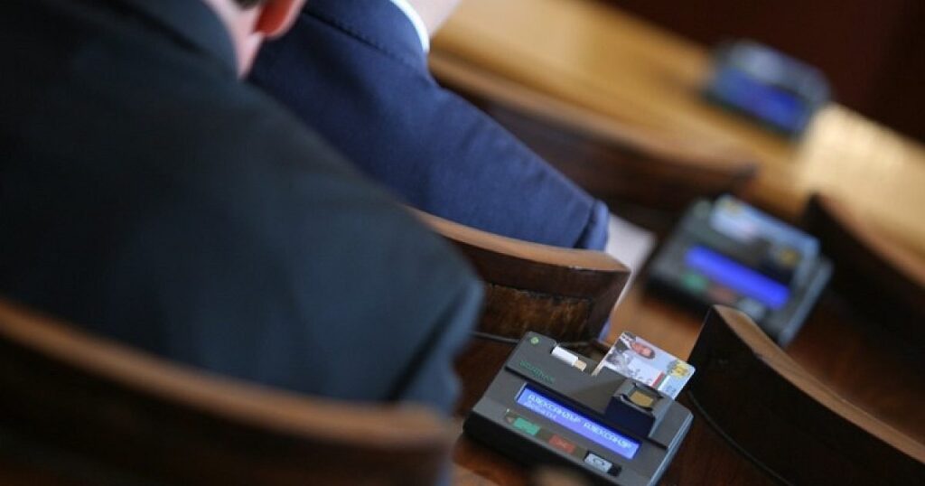 Депутатите посякоха Радев за референдума за еврото 2025