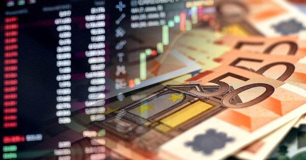 Еврото леко отстъпва след шестседмичния връх 2025