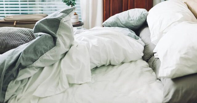 Колко често да перете чаршафите си? Експерт дава точния отговор 2025