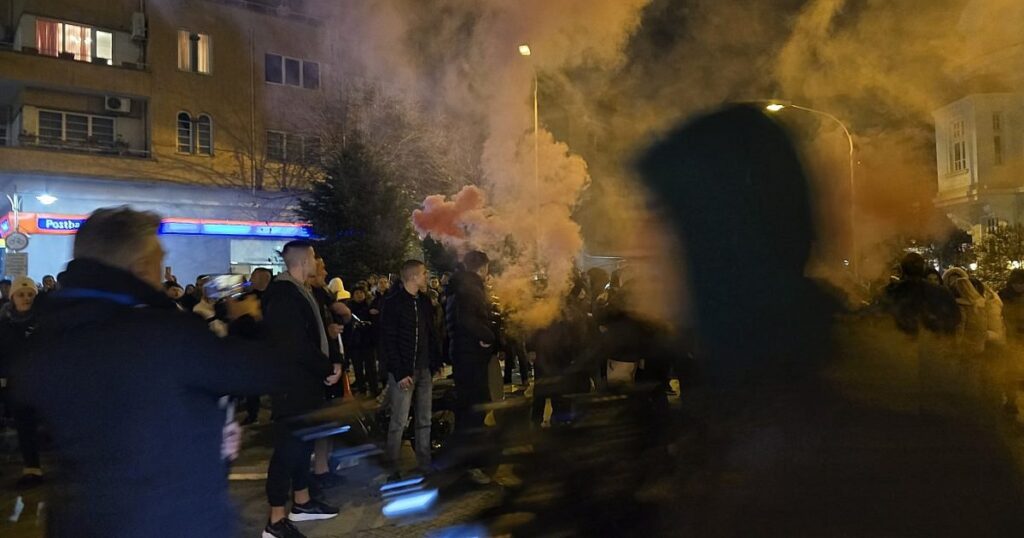 Нови сблъсъци с полицията! Маскирани мятат бомбички 2025