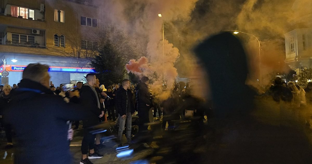 Нови сблъсъци с полицията! Маскирани мятат бомбички 2025 | политика 2025 новините от българия - bulgarianovinite. Com Политика d0bdd0bed0b2d0b8 d181d0b1d0bbd18ad181d18ad186d0b8 d181 d0bfd0bed0bbd0b8d186d0b8d18fd182d0b0 d0bcd0b0d181d0bad0b8d180d0b0d0bdd0b8 d0bc 2025 новините от българия balgarianovinite. Com българия новините - balgarianovinite. Com нови протести имаше и тази вечер в страната. Най-драматично бе в сливен,... България новините нови сблъсъци с полицията! Маскирани мятат бомбички 2025 balgarianovinite. Com 2025-12-03 20:59:10 политика нови сблъсъци с полицията! Маскирани мятат бомбички 2025 информационна агенция за разследваща журналистика и разследващ репортаж бургас, българия