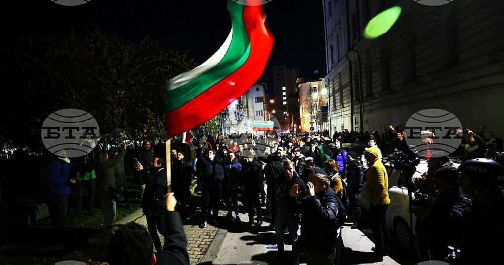 Петков буни протеста, крещят пред централите на ДПС-Ново начало и ГЕРБ 2025