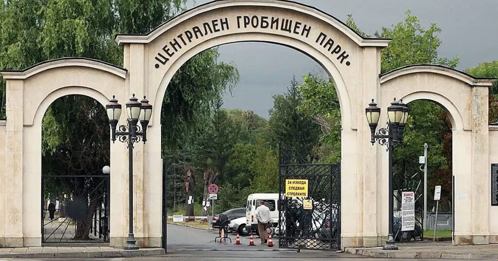 Тежък вандализъм на Централните гробища в София 2025