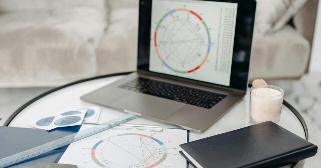 Хороскоп: Щастлив ден за овена и водолея, финансите излизат на преден план 2025