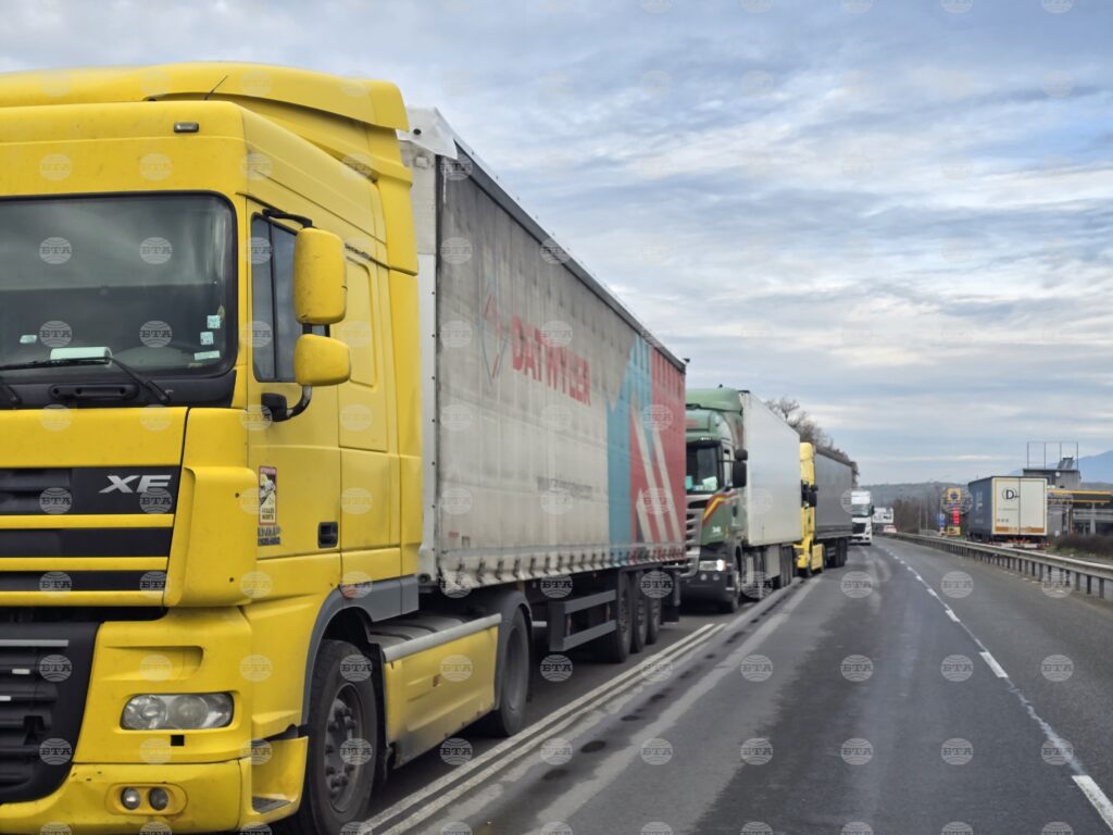 Greek farmers’ protest causes truck delays at kulata border crossing, government issues zero-tolerance warning amid violence 2025