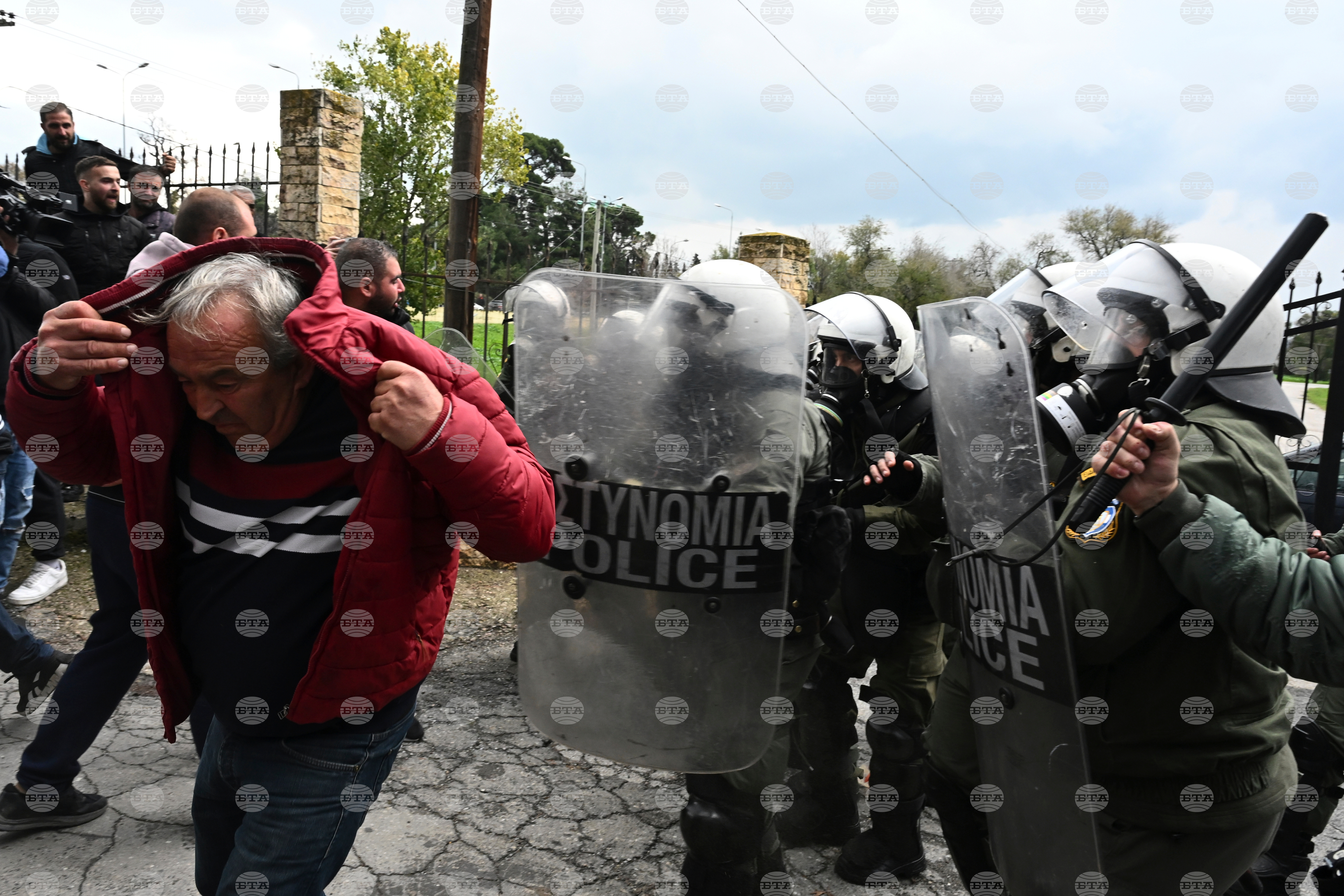 Greek police uses tear gas against farmers as they try to block thessaloniki airport 2025 | balkans 2025 the news from bulgaria - balgarianovinite. Com Balkans greek police uses tear gas against farmers as they try to block thessaloniki airport 2025 2025 the news from bulgaria balgarianovinite. Com balgarianovinite. Com greek police have used tear gas against protesting farmers in thessaloniki during an attempt to... Greek police uses tear gas against farmers as they try to block thessaloniki airport 2025 balgarianovinite. Com 2025-12-05 17:51:00 balkans greek police uses tear gas against farmers as they try to block thessaloniki airport 2025 investigative journalism and investigative reporting news agency burgas bulgaria