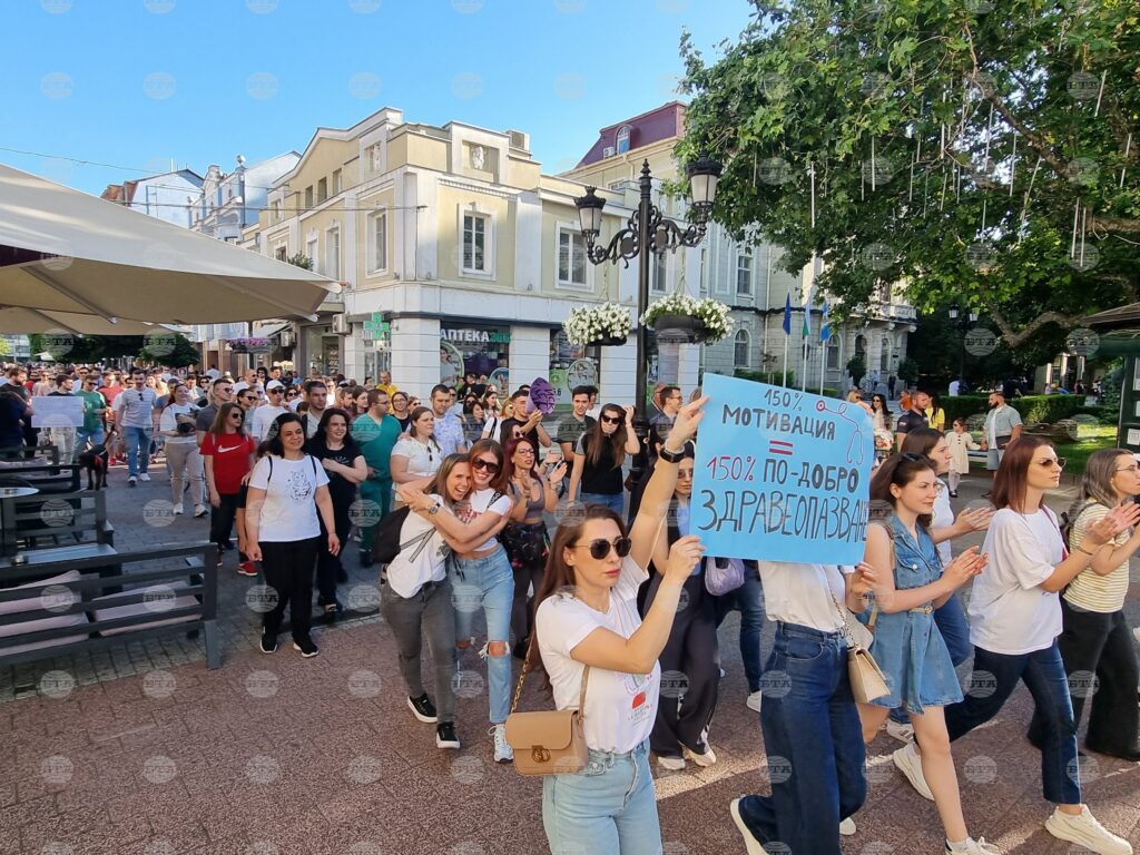 Healthcare professionals without doctor's degree to start protest actions over national health insurance fund, state budget bills 2025
