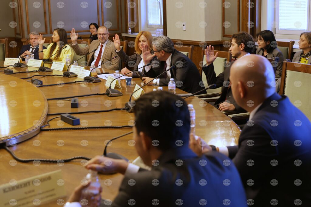 Mps yordanka fandakova and denitsa sacheva meet with representatives of the bulgarian community in north macedonia the national assembly 2025