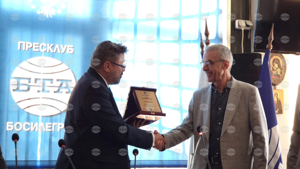 Organizer of bosilegrad in colors international exhibition presented with maxim minchev award 2025