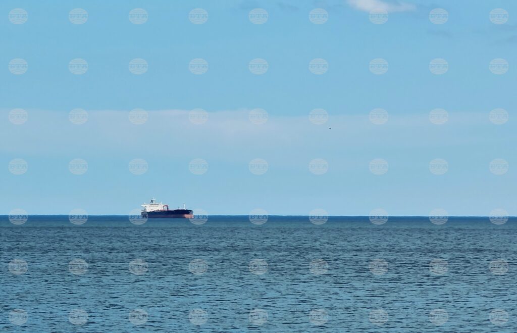 Tanker flying foreign flag stranded by ahtopol, bad weather preventing crew's evacuation 2025