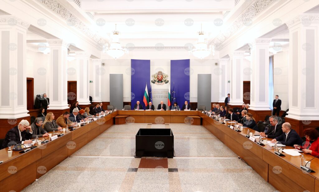 Through dialogue, employers and unions approve government's revised budgets 2025