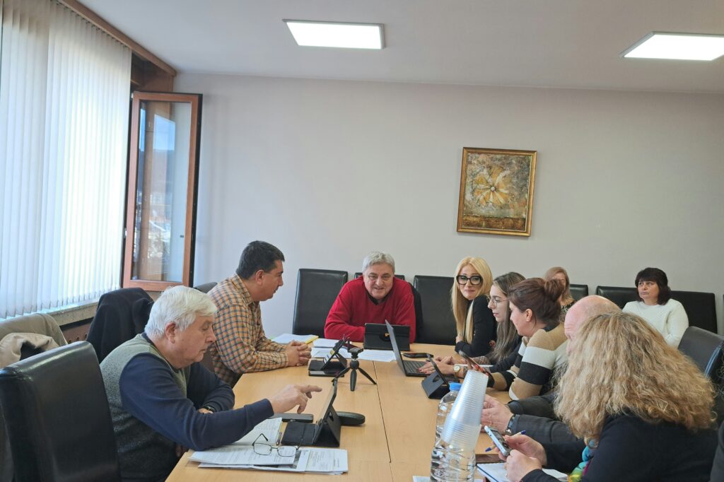 Дупките на кмета chelen opit shumenskata politsiya puska vav fe 2026 новините от българия снимките са от „фейсбук“ страницата на одмвр – шумен от два дни полицията в шумен описва опасните дупки по... Челен опит: шуменската полиция пуска във фейсбук „дупките на кмета“, за да пази шофьорите 2026 българия новините balgarianovinite. Com 2026-02-06 13:31:01 дупките на кмета челен опит: шуменската полиция пуска във фейсбук „дупките на кмета“, за да пази шофьорите 2026 информационна агенция за разследваща журналистика и разследващ репортаж бургас, българия