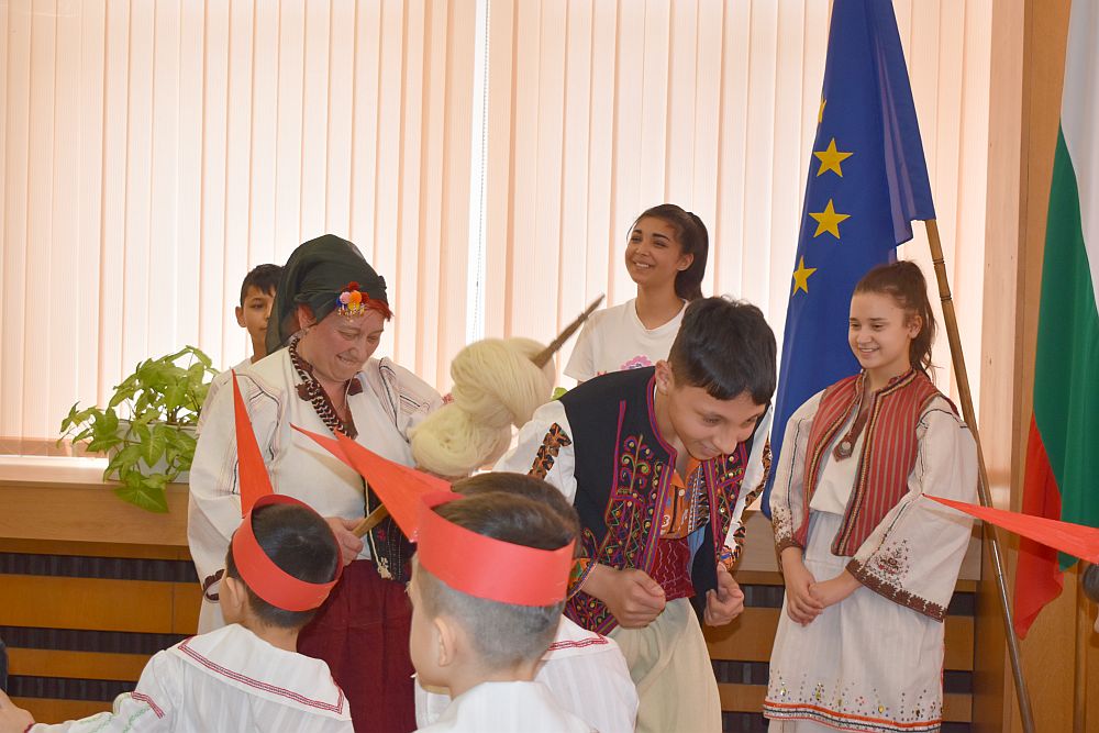 Настаняване от семеен detsa kompleksa nastanyavane semeen tip pozdra 1 2026 новините от българия голямо пано с мартеница беше поставено в сградата на община разград, изработено от потребители на комплекса от... Деца от комплекса за настаняване от семеен тип поздравиха община разград за баба марта 2026 българия новините balgarianovinite. Com 2026-02-25 13:29:05 настаняване от семеен деца от комплекса за настаняване от семеен тип поздравиха община разград за баба марта 2026 информационна агенция за разследваща журналистика и разследващ репортаж бургас, българия