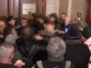 Екшън между протестиращи и полиция: Граждани се опитаха да нахлуят в кабинета на главния прокурор (ВИДЕО) 2026 Екшън между протестиращи и полиция: Граждани се опитаха да нахлуят в кабинета на главния прокурор (ВИДЕО) 2026