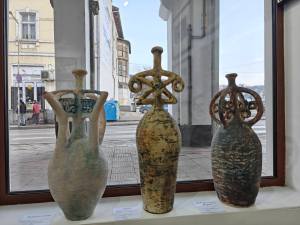 otkrivane izlojba ot raka 220126 16 С голям интерес и топло присъствие снощи беше открита изложбата „Знак отъ ръка“ на троянската керамичка Евгения Георгиева в Арт галерия „Мостове“ – Ловеч