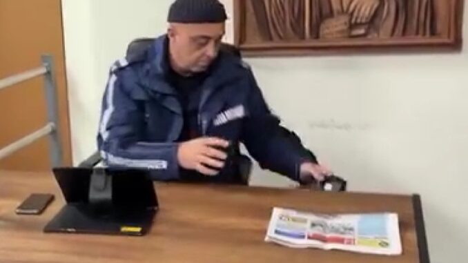 Община перник kray plati vlezesh izgoniha politsaya vhoda ob 2026 новините от българия служител на общинска полиция, който е събирал глоби за кат на входа на общината вече няма да го прави, научи... Край на „плати, за да влезеш“: изгониха полицая от входа на община перник 2026 българия новините balgarianovinite. Com 2026-01-09 12:29:41 община перник край на „плати, за да влезеш“: изгониха полицая от входа на община перник 2026 информационна агенция за разследваща журналистика и разследващ репортаж бургас, българия