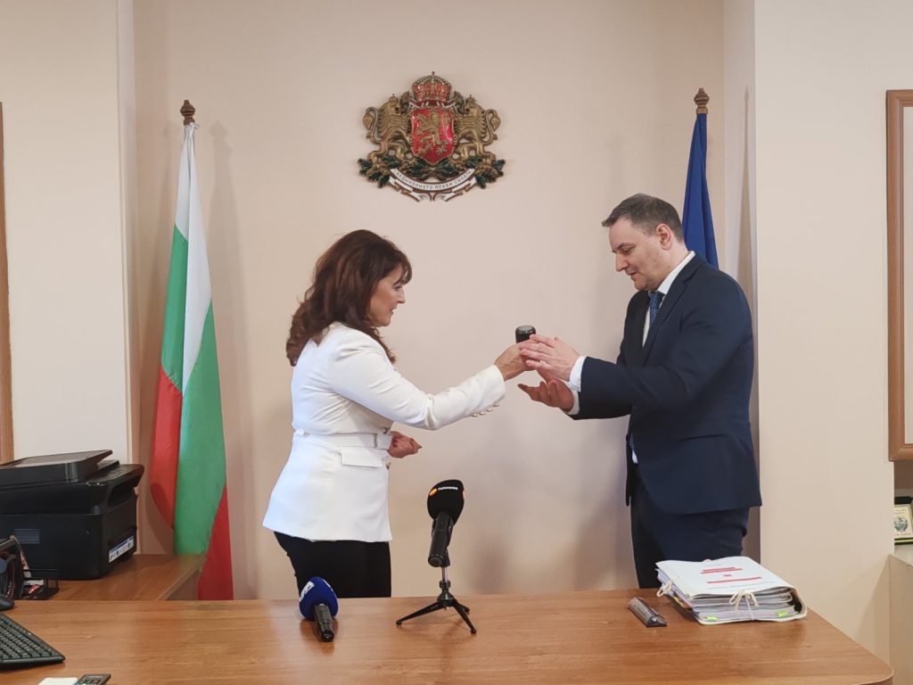 Управлението на област lyubomir gechev poe upravlenieto oblast pazard 1 2026 новините от българия любомир гечев пое управлението на област пазарджик с заявка за приемственост и активен диалог с церемония в... Любомир гечев пое управлението на област пазарджик 2026 българия новините balgarianovinite. Com 2026-02-25 09:35:57 управлението на област любомир гечев пое управлението на област пазарджик 2026 информационна агенция за разследваща журналистика и разследващ репортаж бургас, българия