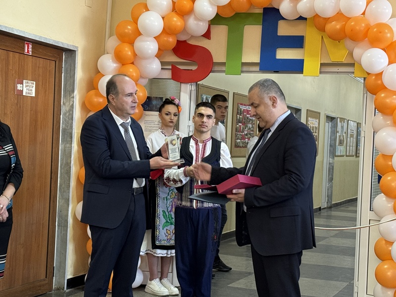 Стем център nov stem tsentar ofitsialno otkrit pgt prof ts 2 2026 новините от българия днес, 25 февруари, на патронния празник на професионална гимназия по транспорт „проф. Цветан лазаров“ – гр. Плевен,... Нов стем център бе официално открит в пгт „проф. Цветан лазаров“ – плевен 2026 българия новините balgarianovinite. Com 2026-02-25 12:07:23 стем център нов стем център бе официално открит в пгт „проф. Цветан лазаров“ – плевен 2026 информационна агенция за разследваща журналистика и разследващ репортаж бургас, българия