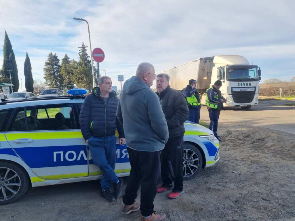 Ремонт на пътя protest iskane remont patya burgas kableshkovo 4 2026 новините от българия жители на каблешково на протест заради пътя към слънчев бряг, готови са да го блокират жители на град каблешково... Протест с искане за ремонт на пътя бургас- каблешково 2026 българия новините balgarianovinite. Com 2026-02-24 07:14:29 ремонт на пътя протест с искане за ремонт на пътя бургас- каблешково 2026 информационна агенция за разследваща журналистика и разследващ репортаж бургас, българия