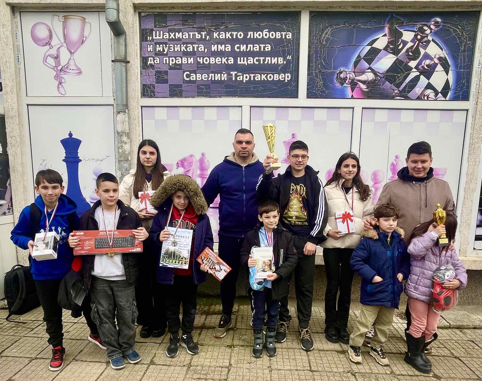 Купа васил левски slivenskite shahmatisti medala kupa vasil levs 2 2026 новините от българия състезателите на сливенските шахматни клубове се представиха блестящо на детския шахматен турнир купа „васил... Сливенските шахматисти с 8 медала от купа „васил левски“ – казанлък 2026 българия новините balgarianovinite. Com 2026-02-23 16:30:12 купа васил левски сливенските шахматисти с 8 медала от купа „васил левски“ – казанлък 2026 информационна агенция за разследваща журналистика и разследващ репортаж бургас, българия