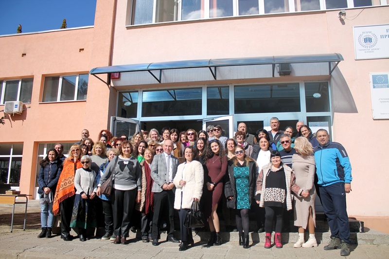 Директор dostoen venets edin profesionalen pat dobri du 5 2026 новините от българия на 27 февруари в сградата на пгпче “димитър димов“ се случи паметно събитие за град  плевен и в личния живот на... Достоен венец на един професионален път. Добри думи за директора на пгпче “димитър димов“ – плевен 2026 българия новините balgarianovinite. Com 2026-02-28 15:20:34 директор достоен венец на един професионален път. Добри думи за директора на пгпче “димитър димов“ – плевен 2026 информационна агенция за разследваща журналистика и разследващ репортаж бургас, българия