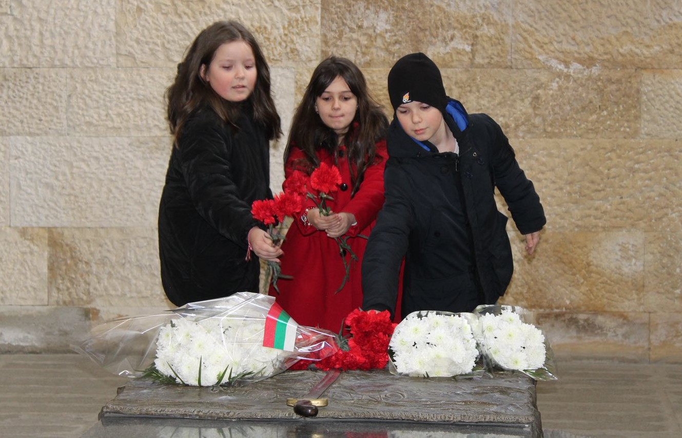 Котел коста каранашев kmetat kotel kosta karanashev svobodata dadeno 8 2026 новините от българия хубавото слънчево време събра десетки граждани и гости на котел на централния площад „възраждане“, където... Кметът на котел коста каранашев: „свободата не е даденост“. Балканският град отбеляза тържествено 3 март 2026 българия новините balgarianovinite. Com 2026-03-03 12:14:19 котел коста каранашев кметът на котел коста каранашев: „свободата не е даденост“. Балканският град отбеляза тържествено 3 март 2026 информационна агенция за разследваща журналистика и разследващ репортаж бургас, българия