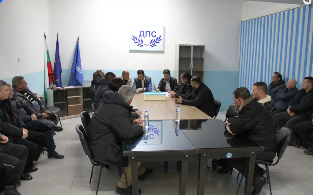Nikoy iska predsedatelskite mesta golemi izbor 2026 новините от българия представители на политическите сили на консултации за сик с кмета на никола козлево исмаил ибрям (в дъното). Снимка:... Никой не иска председателските места на големи изборни секции в никола козлево 2026 българия новините balgarianovinite. Com 2026-03-13 18:23:03 никой не иска председателските места на големи изборни секции в никола козлево 2026 информационна агенция за разследваща журналистика и разследващ репортаж бургас, българия