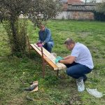 Доброволци помагат на център за възрастни хора