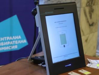 Novi igrachi razmestvaniya listite koy sreshtu 1 2026 новините от българия на изборите на 19 април ще участват 24 формации - 14 партии и 10 коалиции. Формациите имат регистрирани кандидатски... Нови играчи, размествания в листите... Кой срещу кого на изборите на 19 април? 2026 българия новините balgarianovinite. Com 2026-03-20 18:19:27 нови играчи, размествания в листите... Кой срещу кого на изборите на 19 април? 2026 информационна агенция за разследваща журналистика и разследващ репортаж бургас, българия