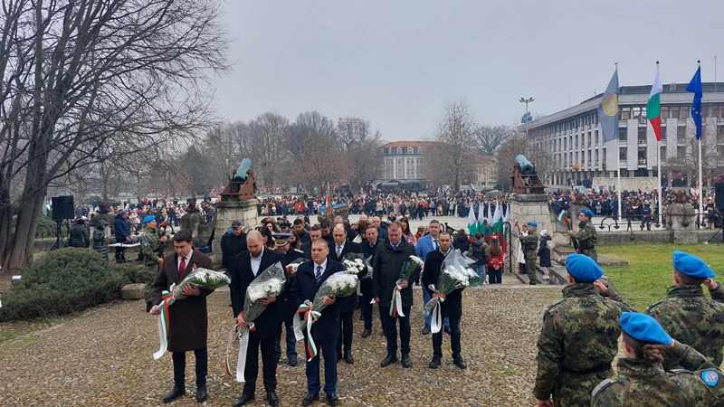 Плевен почете паметта pleven pochete pametta zaginalite osvobozhdeni 2 2026 новините от българия празничният трети март в плевен започна с тържествен ритуал по повод националния празник на република българия в... Плевен почете паметта на загиналите за освобождението на града и българия – снимки 2026 българия новините balgarianovinite. Com 2026-03-03 10:45:08 плевен почете паметта плевен почете паметта на загиналите за освобождението на града и българия – снимки 2026 информационна агенция за разследваща журналистика и разследващ репортаж бургас, българия