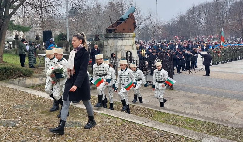 Плевен почете паметта pleven pochete pametta zaginalite osvobozhdeni 5 2026 новините от българия празничният трети март в плевен започна с тържествен ритуал по повод националния празник на република българия в... Плевен почете паметта на загиналите за освобождението на града и българия – снимки 2026 българия новините balgarianovinite. Com 2026-03-03 10:45:08 плевен почете паметта плевен почете паметта на загиналите за освобождението на града и българия – снимки 2026 информационна агенция за разследваща журналистика и разследващ репортаж бургас, българия