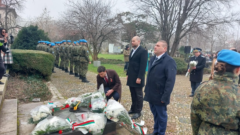 Плевен почете паметта pleven pochete pametta zaginalite osvobozhdeni 9 2026 новините от българия празничният трети март в плевен започна с тържествен ритуал по повод националния празник на република българия в... Плевен почете паметта на загиналите за освобождението на града и българия – снимки 2026 българия новините balgarianovinite. Com 2026-03-03 10:45:08 плевен почете паметта плевен почете паметта на загиналите за освобождението на града и българия – снимки 2026 информационна агенция за разследваща журналистика и разследващ репортаж бургас, българия