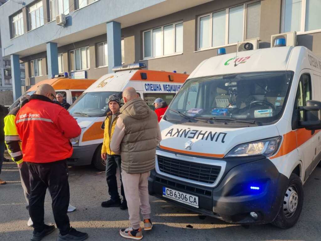 Shofyori lineyki burgas globyavat dokato spasy 1 2026 новините от българия шофьори на линейки в бургас излязоха на символичен протест пред спешния център в града. Причината за недоволството... Шофьори на линейки в бургас: глобяват ни, докато спасяваме животи 2026 българия новините balgarianovinite. Com 2026-03-17 06:57:25 шофьори на линейки в бургас: глобяват ни, докато спасяваме животи 2026 информационна агенция за разследваща журналистика и разследващ репортаж бургас, българия