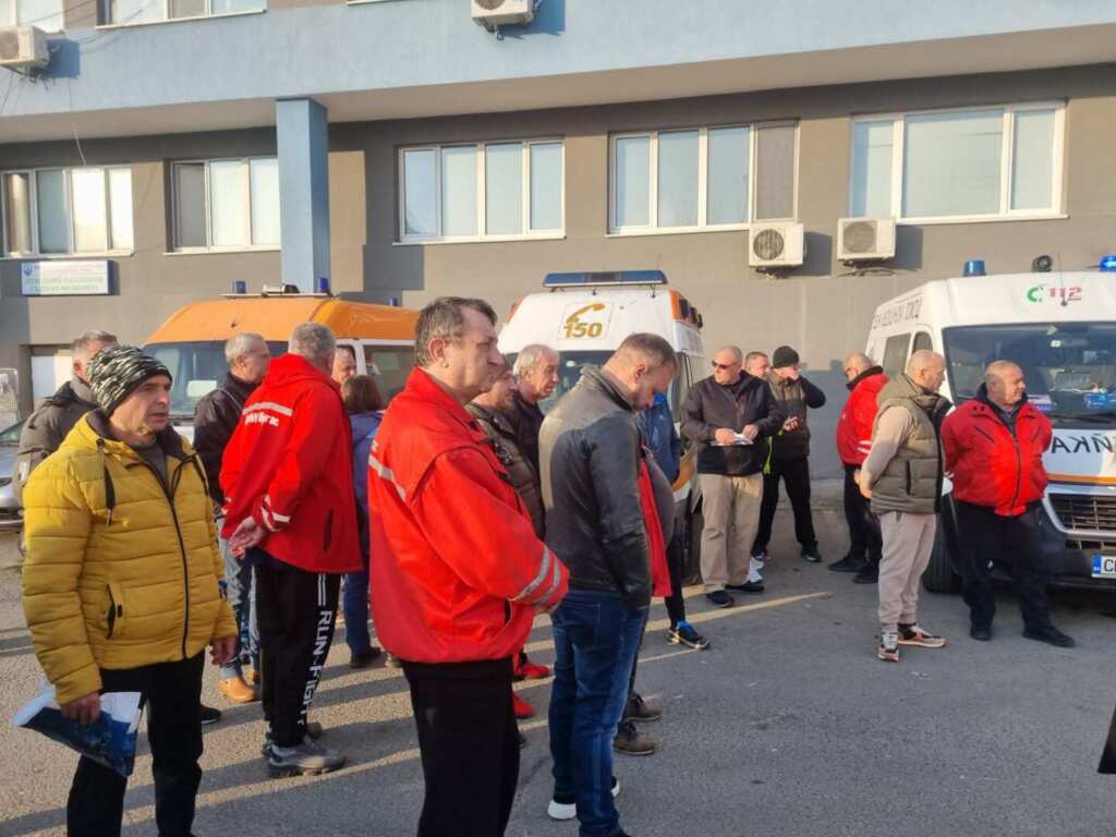 Shofyori lineyki burgas globyavat dokato spasy 3 2026 новините от българия шофьори на линейки в бургас излязоха на символичен протест пред спешния център в града. Причината за недоволството... Шофьори на линейки в бургас: глобяват ни, докато спасяваме животи 2026 българия новините balgarianovinite. Com 2026-03-17 06:57:25 шофьори на линейки в бургас: глобяват ни, докато спасяваме животи 2026 информационна агенция за разследваща журналистика и разследващ репортаж бургас, българия
