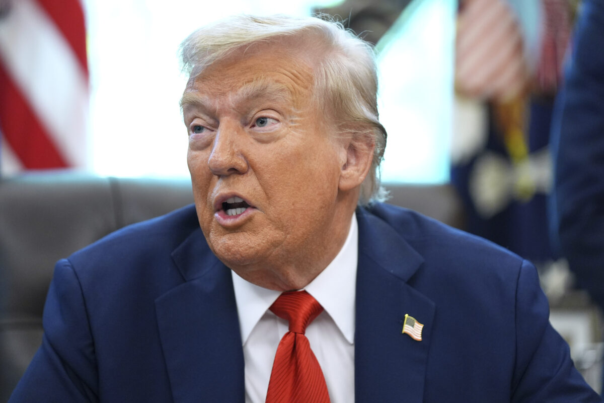 Donald Trump in Oval Office