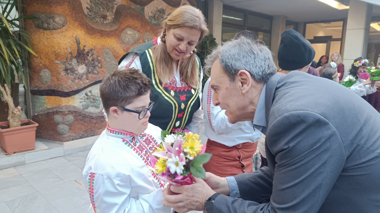 Цветя и аплодисменти получиха актьорите със специални потребности от екипа на областна администрация пловдив 2026 | 2026 новините от българия - bulgarianovinite. Com Tsvetya aplodismenti poluchiha aktyorite sas s 10 2026 новините от българия „тези прекрасни деца ни показаха колко важни са подкрепата, приемането и шансът за изява“, заяви областният... Цветя и аплодисменти получиха актьорите със специални потребности от екипа на областна администрация пловдив 2026 българия новините balgarianovinite. Com 2026-03-28 08:42:07 цветя и аплодисменти получиха актьорите със специални потребности от екипа на областна администрация пловдив 2026 информационна агенция за разследваща журналистика и разследващ репортаж бургас, българия