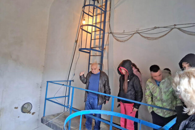 Ученици видяха изхвърлени телевизор и килим в хасковската канализация 2026 Ученици видяха изхвърлени телевизор и килим в хасковската канализация 2026